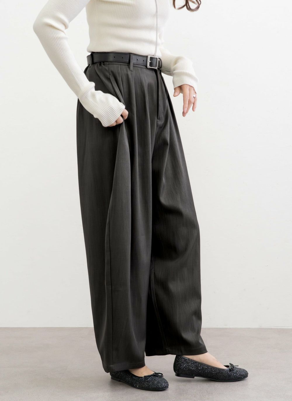 OMMO タックデザインコクーンパンツ黒 38 un3d. アウトレットSALE